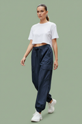 Cargo blu navy sfondo verde salvia