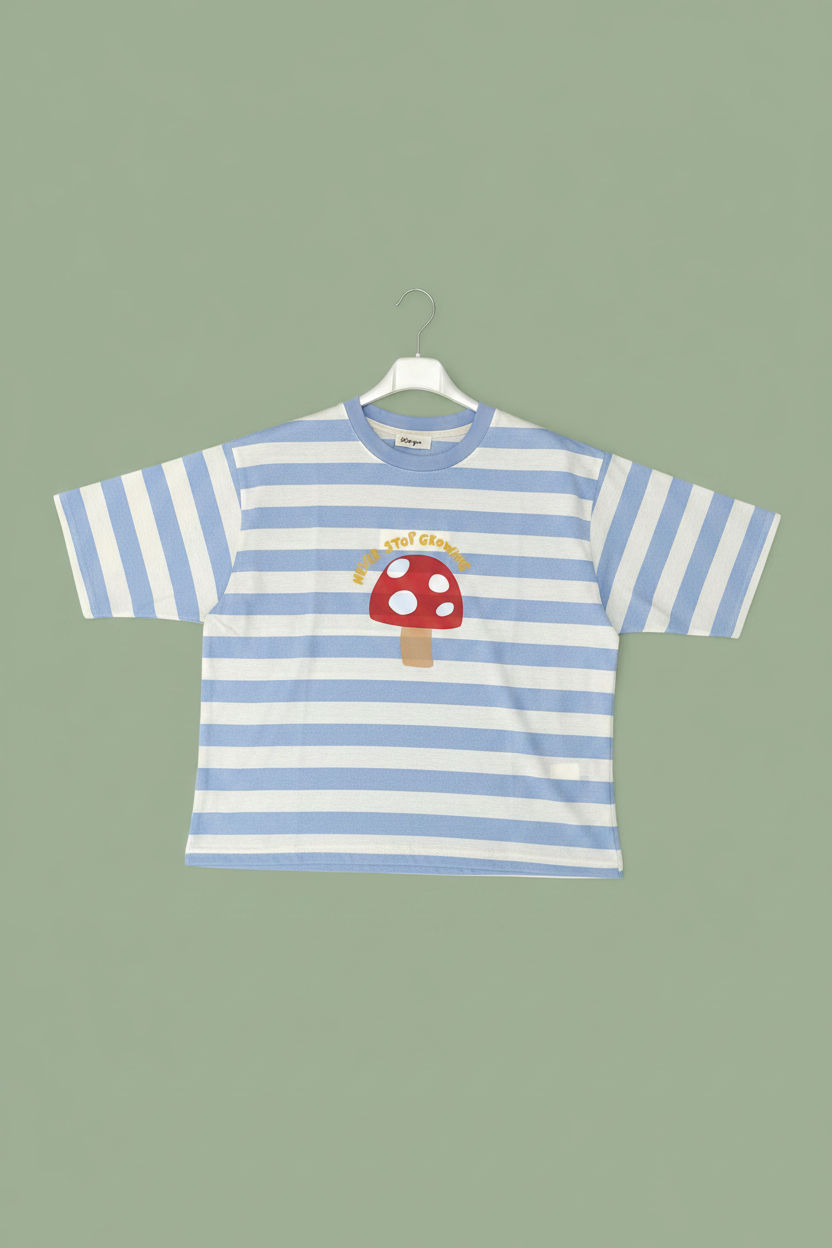 T-shirt funghetto gruccia sfondo verde salvia