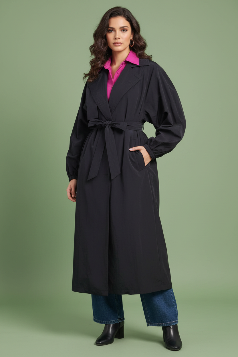 Trench navy modella sfondo verde salvia